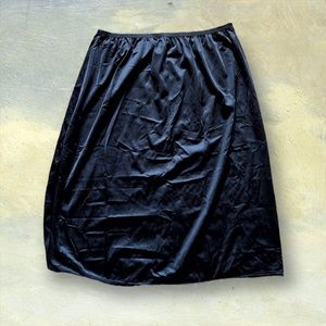 Vintage 90s Vanity Fair black skirt slip